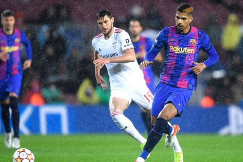 Đối thủ bỏ lỡ không tưởng, Barca thoát thua trên sân nhà