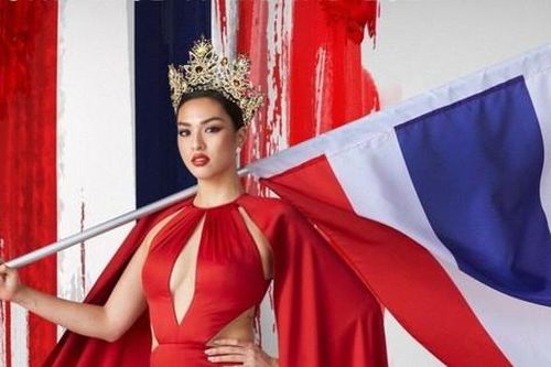 Hoa hậu Hoàn vũ Thái Lan bị kiện vì đứng trên quốc kỳ