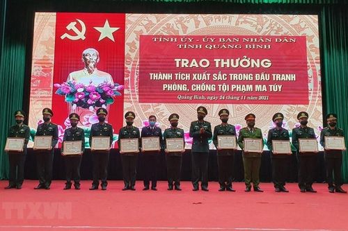 Biểu dương lực lượng phá vụ vận chuyển trái phép 304.000 viên ma túy