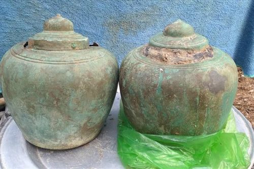 Quảng Ninh: Phát hiện 2 hũ kim loại cổ trong khi gia cố trụ cáp treo Yên Tử