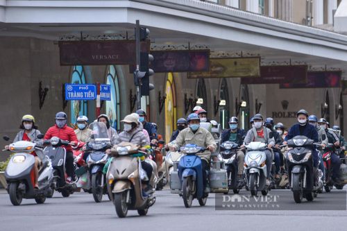 Người Hà Nội mặc gì ra đường để chống lại cái lạnh buổi sáng?