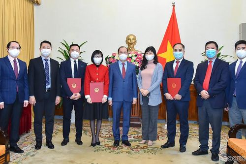 Thứ trưởng Ngoại giao Nguyễn Quốc Dũng trao quyết định điều động, bổ nhiệm cán bộ cấp Vụ