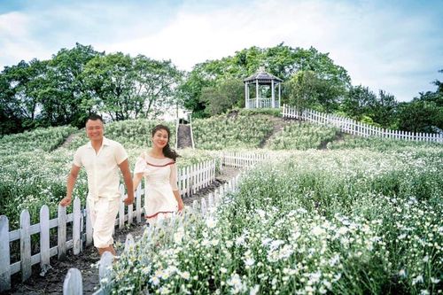 Khoảnh khắc hạnh phúc của NSND Tự Long bên vợ đẹp kém 12 tuổi