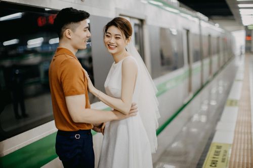 Cặp đôi chụp ảnh cưới đẹp như phim điện ảnh ở ga Cát Linh - Hà Đông