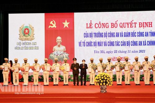 Công bố các Quyết định về tổ chức bộ máy và công tác cán bộ Công an xã chính quy