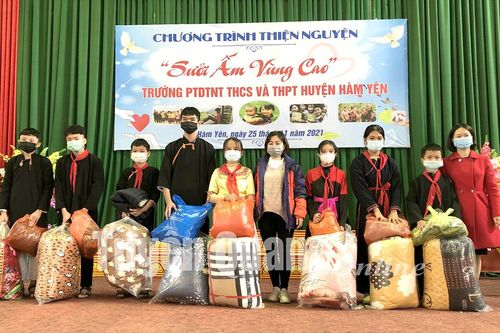 Tặng quà học sinh mồ côi, học sinh có hoàn cảnh khó khăn huyện Hàm Yên
