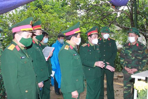 Chính trị - Xã hội An sinh xã hội Lãnh đạo Quân khu 4 kiểm tra công tác tìm kiếm mộ liệt sĩ