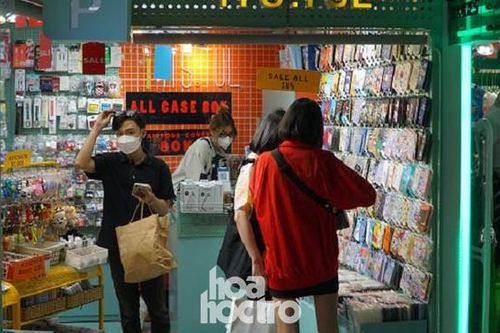 Ngày hội Black Friday ở TP.HCM: Không quá đông, teen mê mẩn vì nhiều mặt hàng giảm giá sâu