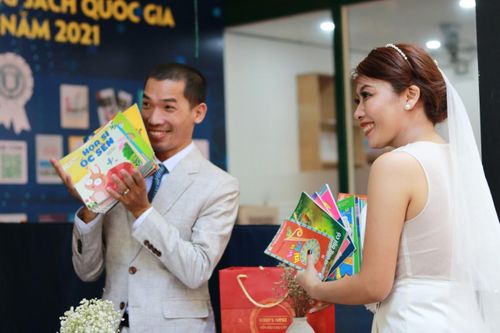 Lễ cưới không tiệc tùng và hàng nghìn cuốn sách cho trẻ vùng cao