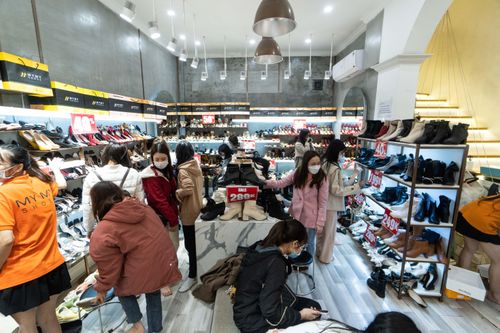 Mạnh tay chi tiền triệu sắm đồ trong buổi tối Black Friday