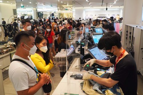 Khách tại TP.HCM bỏ về vì xếp hàng lâu trong ngày Black Friday