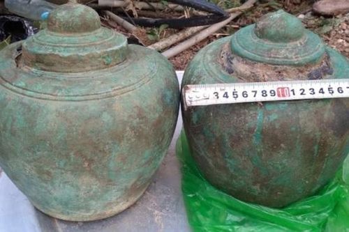 Phát hiện 2 hũ kim loại cổ ở Yên Tử