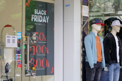 Hà Nội: Không khí trái ngược trong ngày hội mua sắm Black Friday 2021
