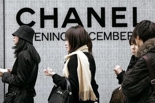 Lý do Chanel tăng giá lại càng nhiều người mua