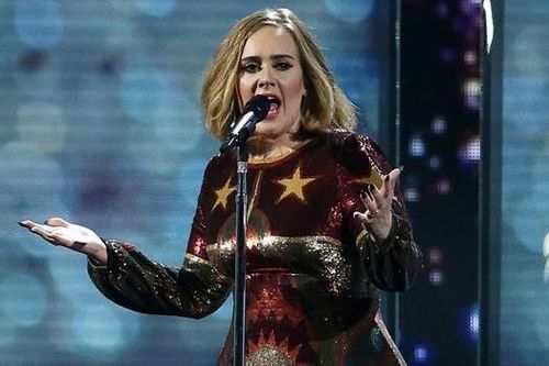 Danh ca Adele lập cú đúp ấn tượng tại Vương quốc Anh