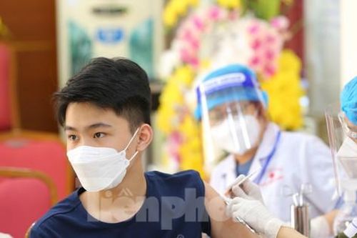 Sáng nay, học sinh lớp 9 tại Hà Nội được tiêm phòng vắc xin COVID-19