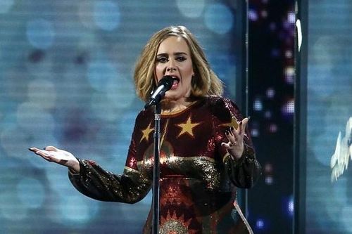 Adele lập 'cú đúp' ấn tượng tại thị trường âm nhạc Vương quốc Anh