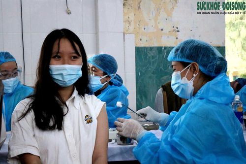 Thừa Thiên Huế ngày đầu tiêm vaccine phòng COVID-19 cho học sinh