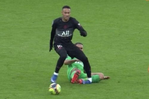 Neymar bị gập cổ chân