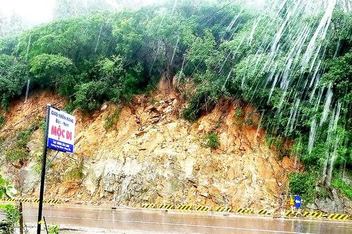 Mưa to, miền Trung ứng phó với sạt lở