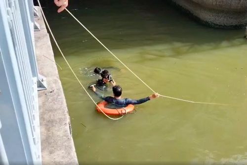 Mục kích người nhái lặn tìm nạn nhân nhảy cầu tự tử ở TPHCM