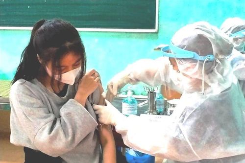 TT-Huế, Quảng Bình tiêm vắc xin phòng COVID-19 cho học sinh THPT