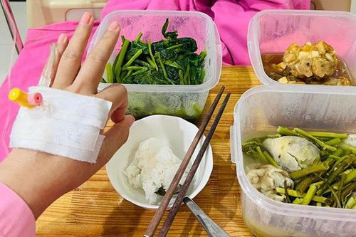 Hải Băng mổ, khoe cơm chồng nấu mang vào viện