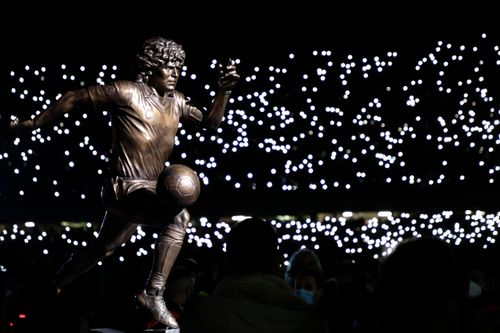 Tượng Maradona xuất hiện trên sân nhà của Napoli