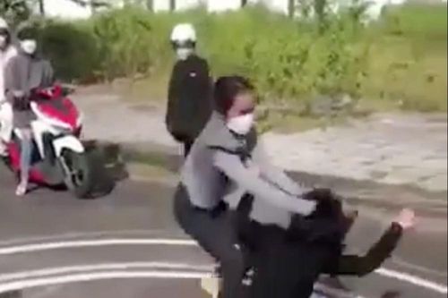 Hai nữ sinh Phú Quốc đánh nhau