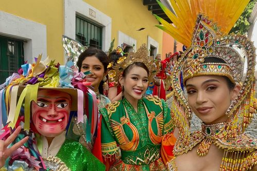 Đỗ Thị Hà mặc trang phục Nhụy Kiều Tướng Quân, rạng rỡ ở phần thi Dance of the World