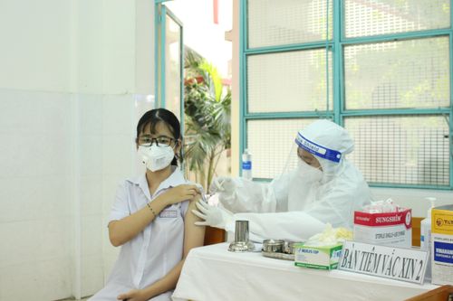 TPHCM: Cơ bản chích xong vắc xin ngừa COVID-19, trẻ chuẩn bị đến trường