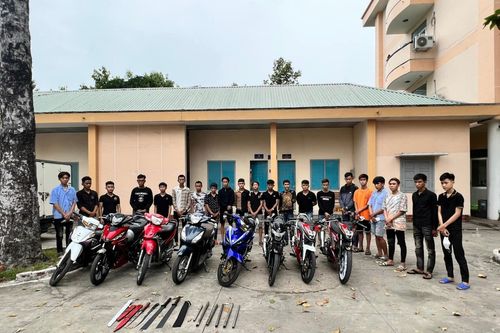 Hai nhóm hỗn chiến vì mâu thuẫn trên mạng, chém luôn bảo vệ khu phố
