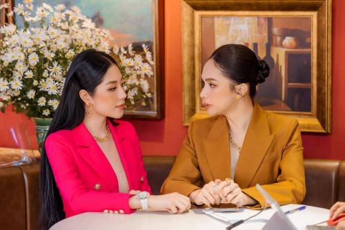 Tô Diệp Hà nổi bật bên Hương Giang