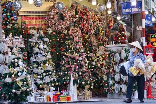Không khí Noel sớm trên con phố 'thủ phủ lễ hội' của Thủ đô