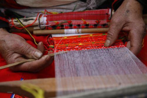 Phụ nữ Pà Thẻn giữ gìn nghề dệt thổ cẩm truyền thống