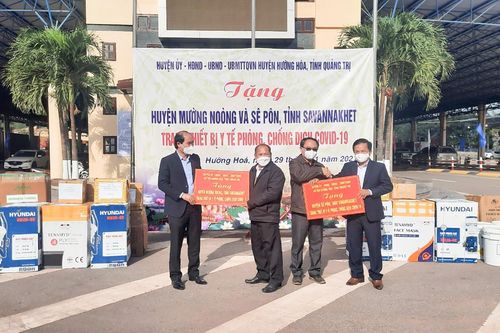 Hướng Hóa: Trao tặng trang thiết bị, vật tư y tế cho 3 huyện của Lào