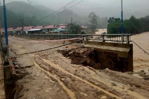 Mưa lớn gây sạt lở, cô lập nhiều nơi ở Nam Trà My