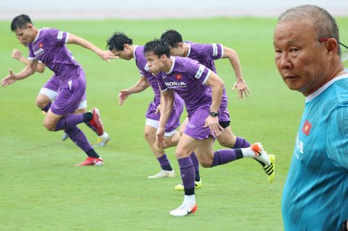 ĐT Việt Nam tập 'cực sung' dưới mưa trước khi lên đường dự AFF Cup