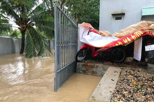 Nhiều nơi tại Bình Định và Phú Yên bị ngập sâu, cô lập