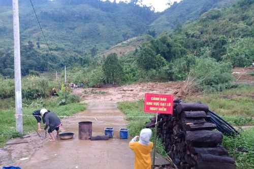 Quảng Nam: Sạt nguyên quả núi chưa phát hiện thương vong