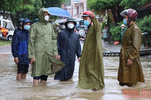 Nước ngập khắp nơi, toàn tỉnh Phú Yên khẩn trương ứng phó