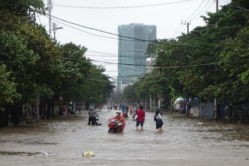 Thủy điện xả lũ, thành phố Tuy Hòa chạy lũ xuyên đêm