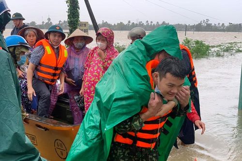 Bình Định ngập sâu trong mưa lũ