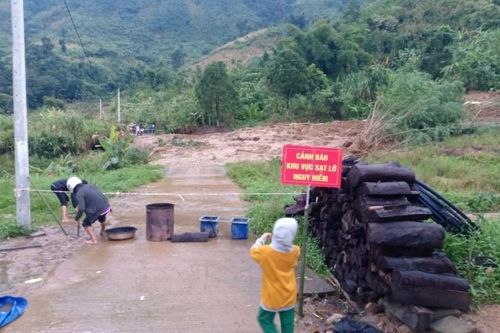 Cả quả đồi lớn đổ ập xuống gần nhà dân do sạt lở ở Nam Trà My
