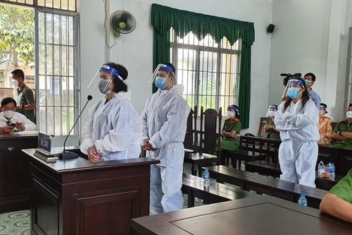 Chị đại Loan 'cá' cùng băng nhóm giang hồ hầu tòa