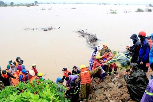 Giải cứu thành công hàng chục người dân mắc kẹt do mưa lũ ở Gia Lai