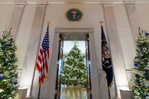 Phu nhân ông Biden trang hoàng Nhà Trắng đón Giáng sinh, treo ảnh ông Trump lên cây thông
