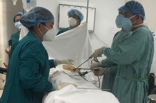 Tưởng đau bụng thông thường, cụ bà tự điều trị, không ngờ suýt gặp nguy vì khối u ruột lớn