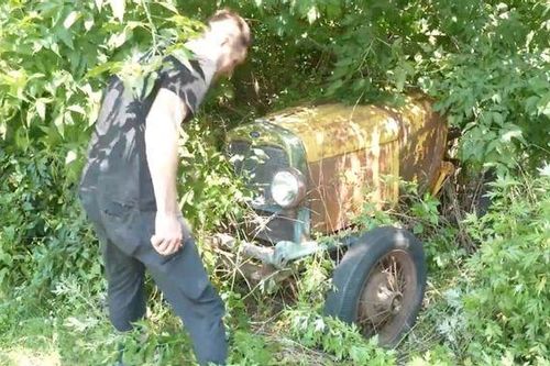 Xế cổ Ford Model A 91 năm tuổi được phát hiện trong rừng vẫn chạy tốt