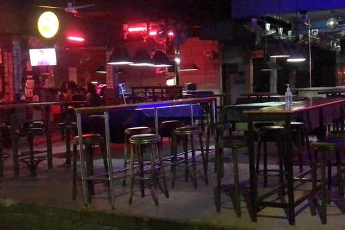 Vui mừng mở quán, 2 tháng vắng khách rồi đóng cửa, lỗ chồng thêm lỗ